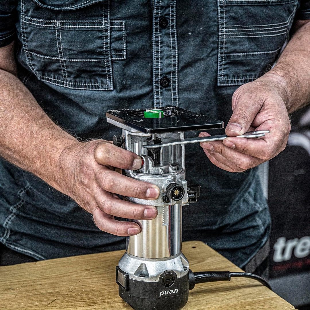 Trend T1 Oberfräse mit erweiterter Trimmbasis, 8mm Spannzange, 710W, 230V, Kompaktes Trimm-Werkzeug,