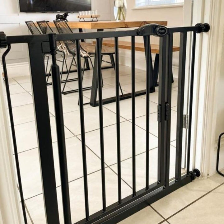 Safetots Druckmontage Selbstschliessendes Treppengitter, Schmal, 68.5cm - 75cm, Mattschwarz, Automat
