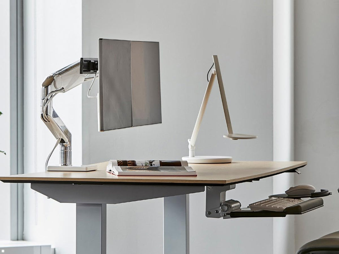 Humanscale M2.1 Monitor Tischhalterung schräg mit Durchschraubbefestigung (schwarz)