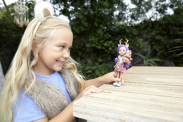 Enchantimals FXM75 - Danessa Deer Puppe & Sprint Figur, Puppe (15cm), Lange Violette Zöpfe, Tierohre
