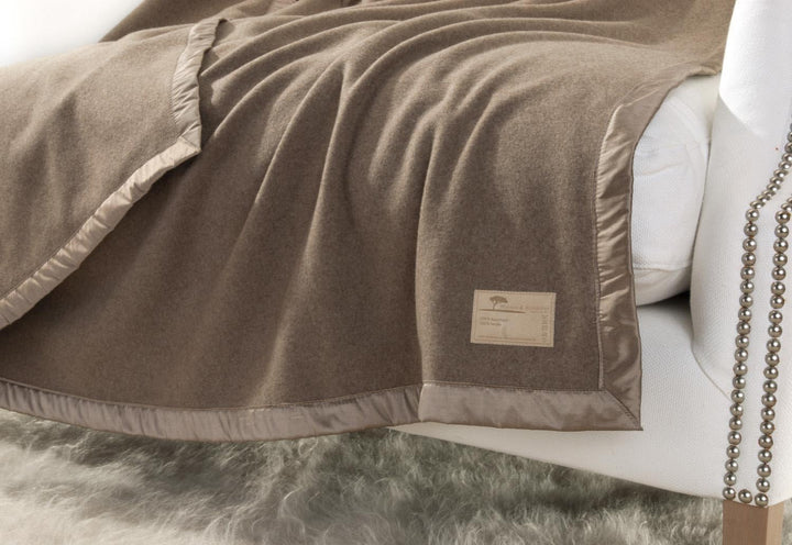 Wohnen & Accessoires GmbH & Co. KG Kaschmirdecke, Wolldecke aus 100% Kaschmir Amalfi grau-braun 150x