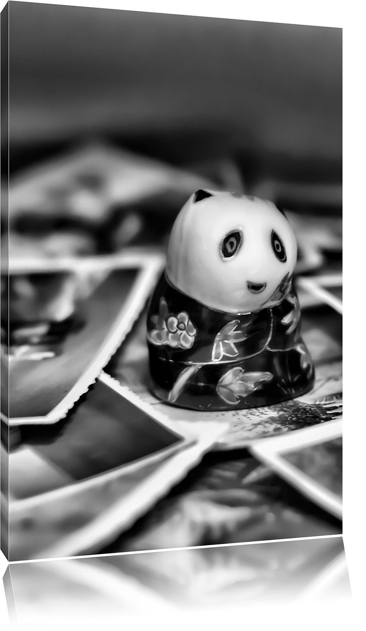 Pixxprint Panda Figur zwischen Fotografien als Leinwandbild/Grösse: 100x70 cm/Wandbild/Kunstdruck/fe