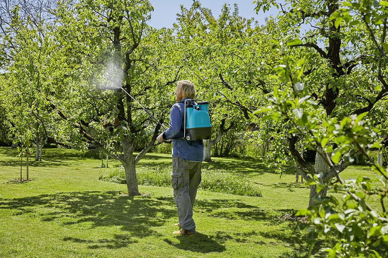 Gardena Rückenspritzgerät 12l Plus: Drucksprühgerät mit Teleskop-Lanze, grosse Einfüllöffnung, ergon