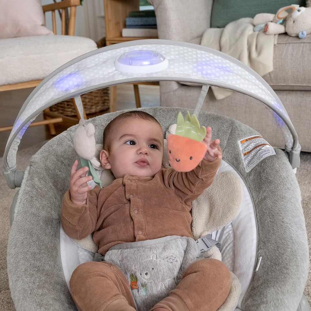 Ingenuity - InLighten Babywippe mit Lichtern, Nate Bunny, Spielzeugleiste, Vibrationen, Geräuschen,