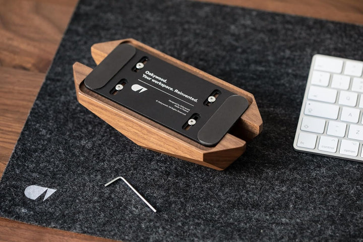Oakywood Vertikaler Laptop Ständer - Verstellbares Schreibtisch-Dock aus Holz - Kompatibel mit MacBo