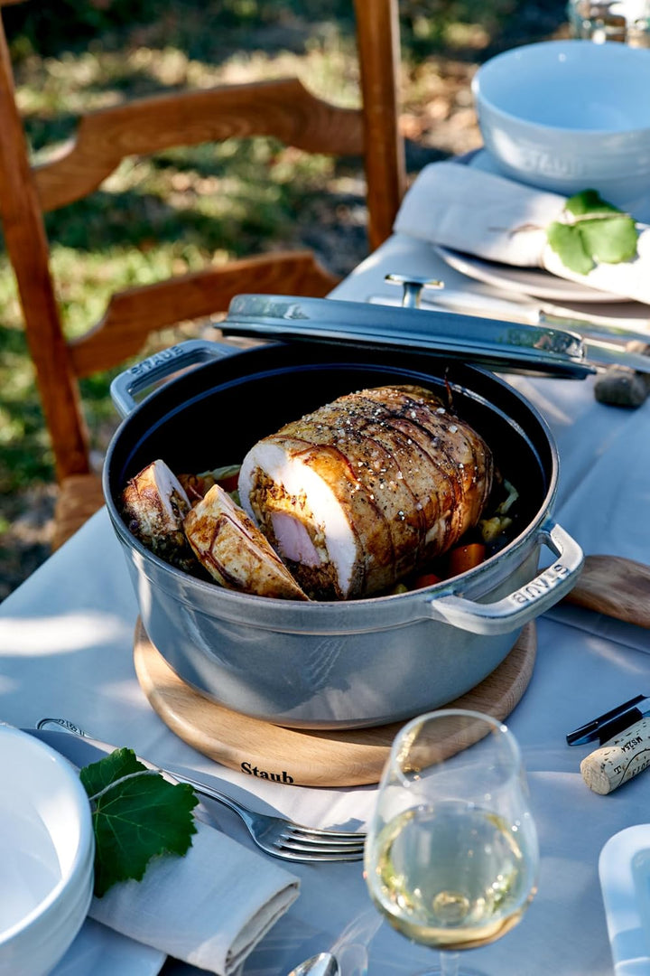 STAUB Gusseisen Bräter/Cocotte, Rund 24 cm, 3,8 L, Aromaregen Funktion für optimale Befeuchtung, Für