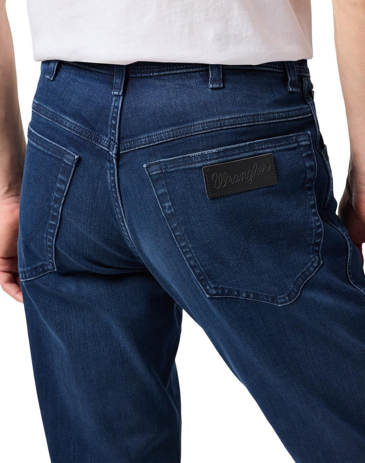 Wrangler Texas Stretch W121XU13M Herren Jeanshosen/Lang, Karotte (Tapered) 29W / 32L Arm Strong, 29W
