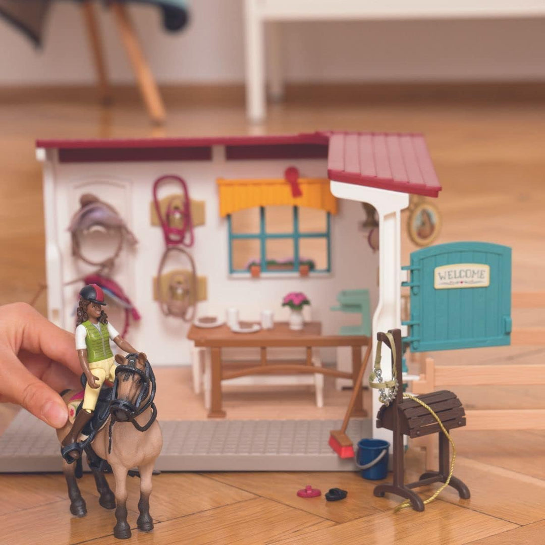 schleich 42591 HORSE CLUB Sattelkammer, 85 Teile Spielset mit schleich Pferde Figur, vollbeweglicher
