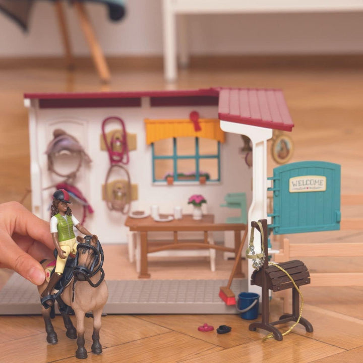 schleich 42591 HORSE CLUB Sattelkammer, 85 Teile Spielset mit schleich Pferde Figur, vollbeweglicher