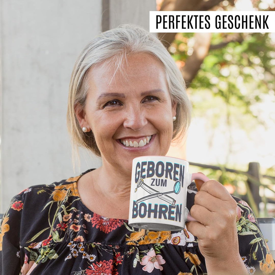 Zahnarzt Tasse mit Spruch – Geschenk geboren zum bohren – Kaffeetasse 330ml aus Keramik – Dentist Ar