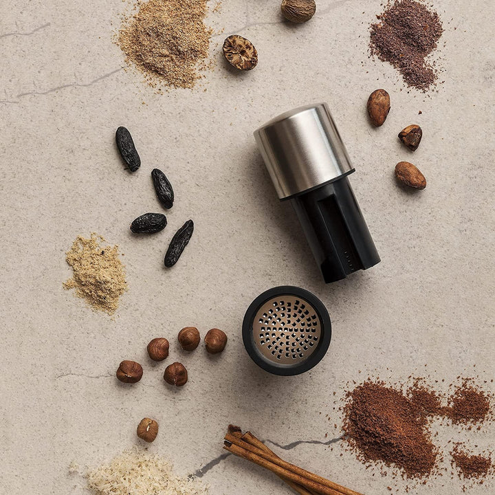Microplane Gewürzmühle Edelstahl für Muskatnuss, Zimt, Tonkabohnen, Langpfeffer und andere getrockne