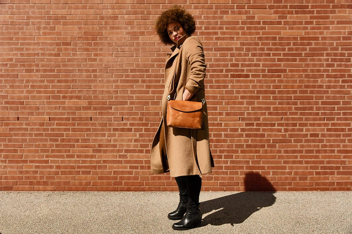 HOLZRICHTER BERLIN Damen Umhängetasche (M) – Premium Leder Handtasche klein Camel-braun, Camel-braun