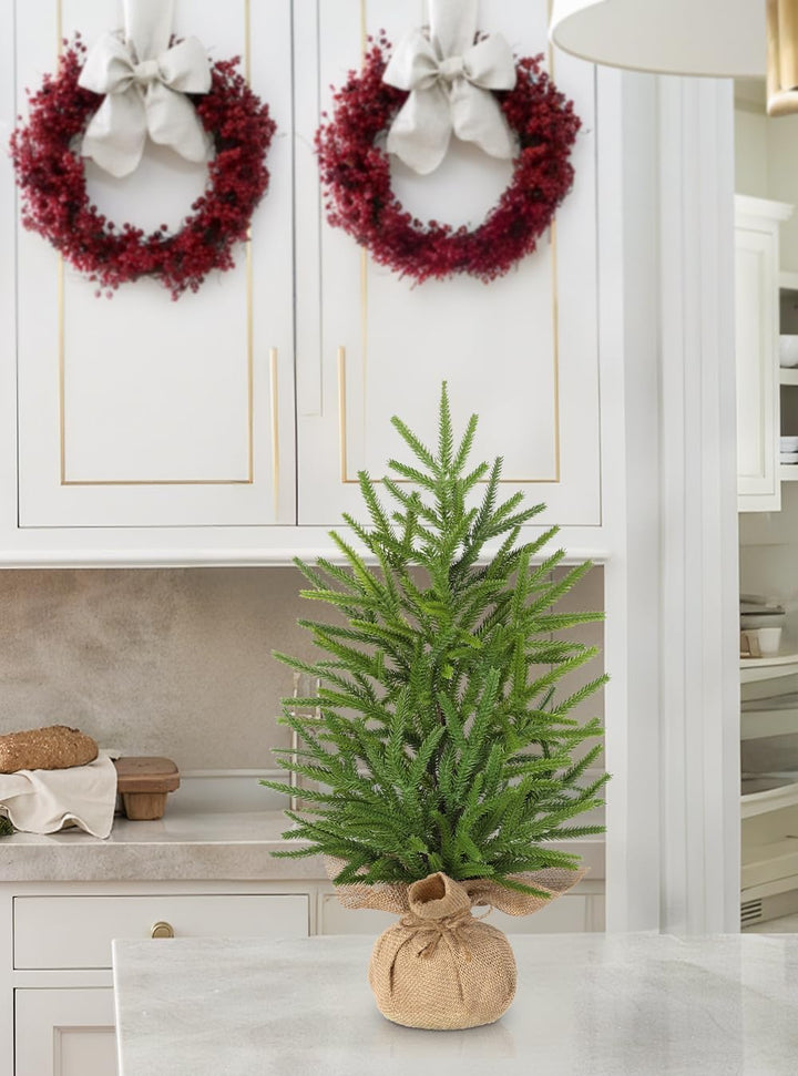 Oairse Mini Tabletop Weihnachtsbaum in Sackleinen Basis 55cm/21,6 Zoll Künstliche Kiefernzweige Bede