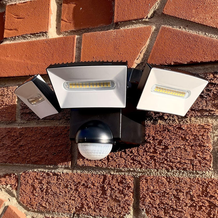 IQ Group Batterie LED Strahler, moderne Aussenleuchte mit 180 Grad Bewegungsmelder, Lampe IP44 für A