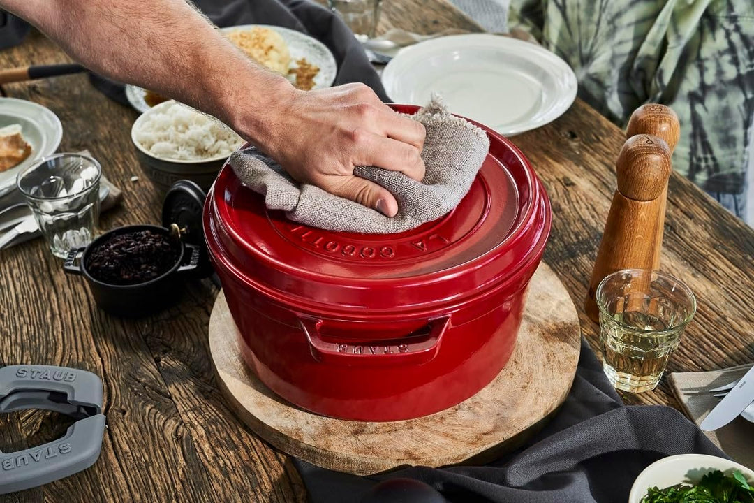 STAUB Gusseisen Bräter/Cocotte, rund 28cm, 6,7L, Aromaregen Funktion für optimale Befeuchtung, Für a