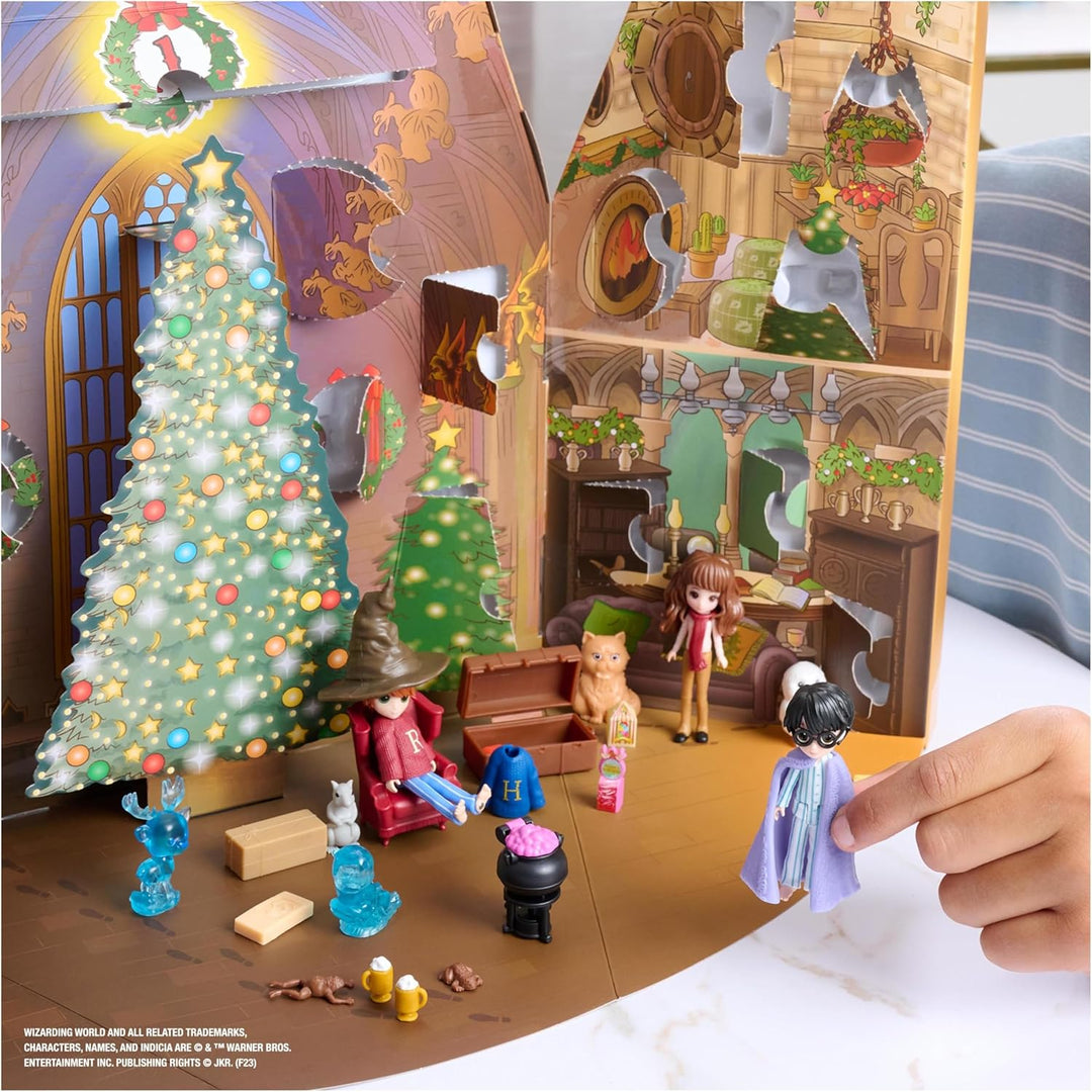 Wizarding World Harry Potter Magical Minis Adventskalender 2023 mit Mini-Zauberstab, 3 Spielfiguren