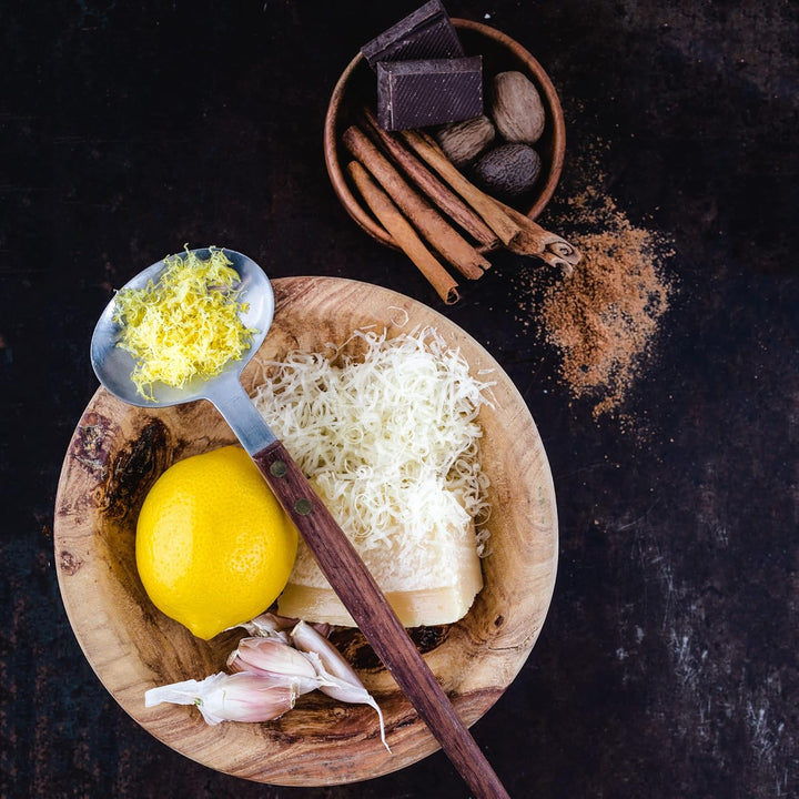 Microplane Küchenreibe Fein für Hartkäse, Zitrusfrüchte, Knoblauch, Chili, Zimt und Muskatnuss in Ro