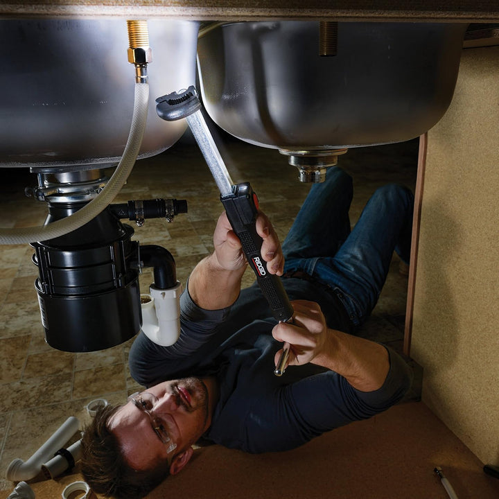 RIDGID 46753 Modell 2017 Teleskop-Standhahnmutterschlüssel mit LED-Licht, 10" bis 17" einstellbarer