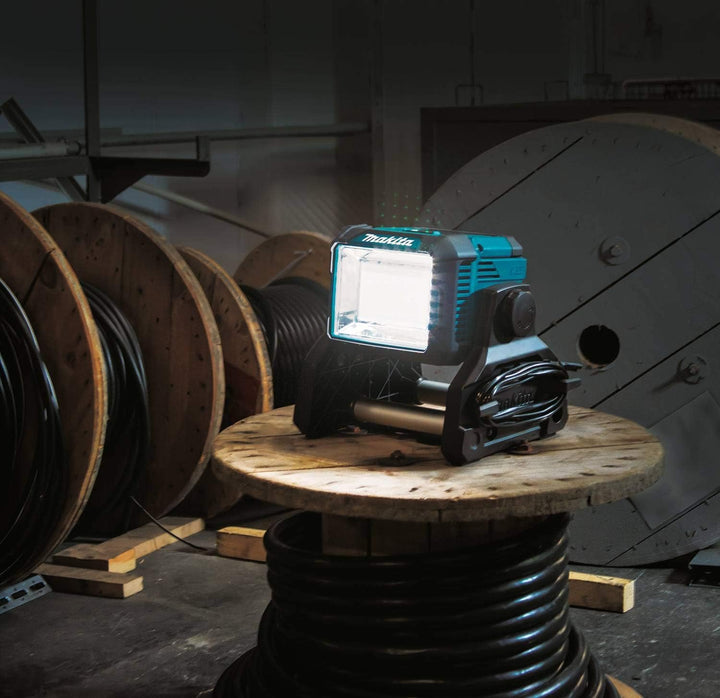 Makita DML811/1 110V / 14,4V / 18V Li-ion LXT Arbeitsleuchte - Batterien und Ladegerät nicht im Lief