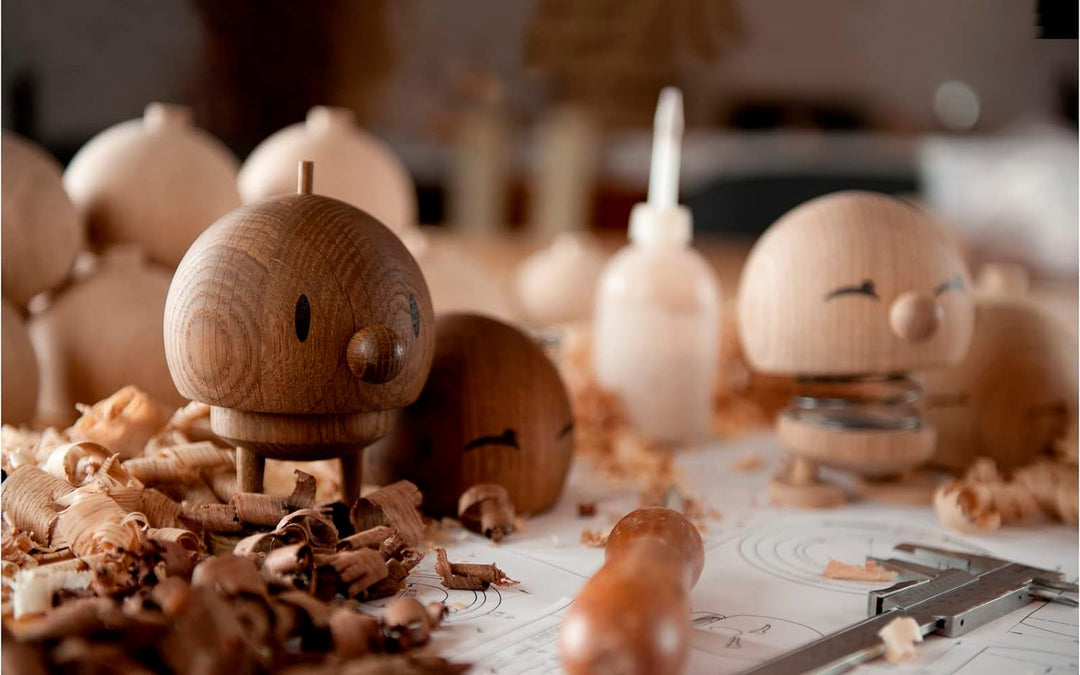 Hoptimist - Skandinavisches Design - Large Bumble aus Holz - Höhe 13,5 cm, Durchm. 10 cm - Smoked Oa