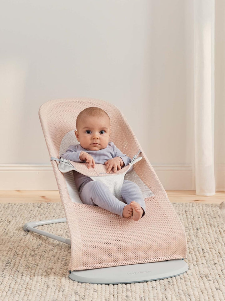 BabyBjörn Babywippe Balance Soft, Hellgrauer Rahmen, Netzstoff, Perlmuttrosa/Weiss Netzstoff Perlmut