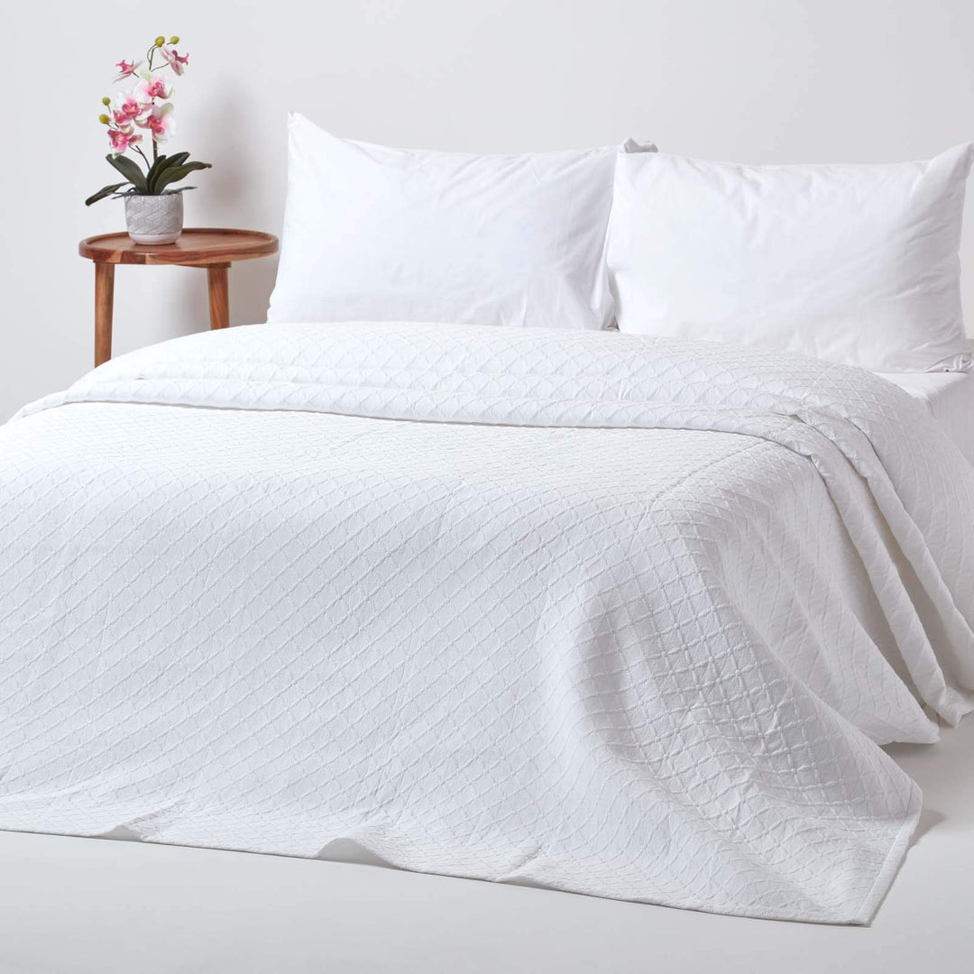 Homescapes weisse Tagesdecke mit Diamant-Muster, klassischer Bettüberwurf 180 x 260 cm im Matelassé-