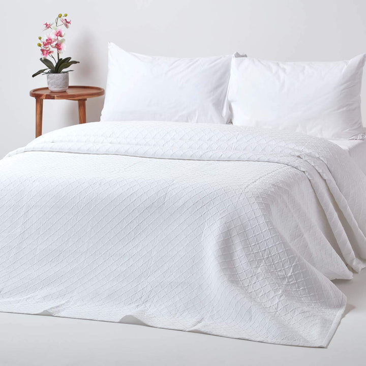 Homescapes weisse Tagesdecke mit Diamant-Muster, klassischer Bettüberwurf 260 x 260 cm im Matelassé-