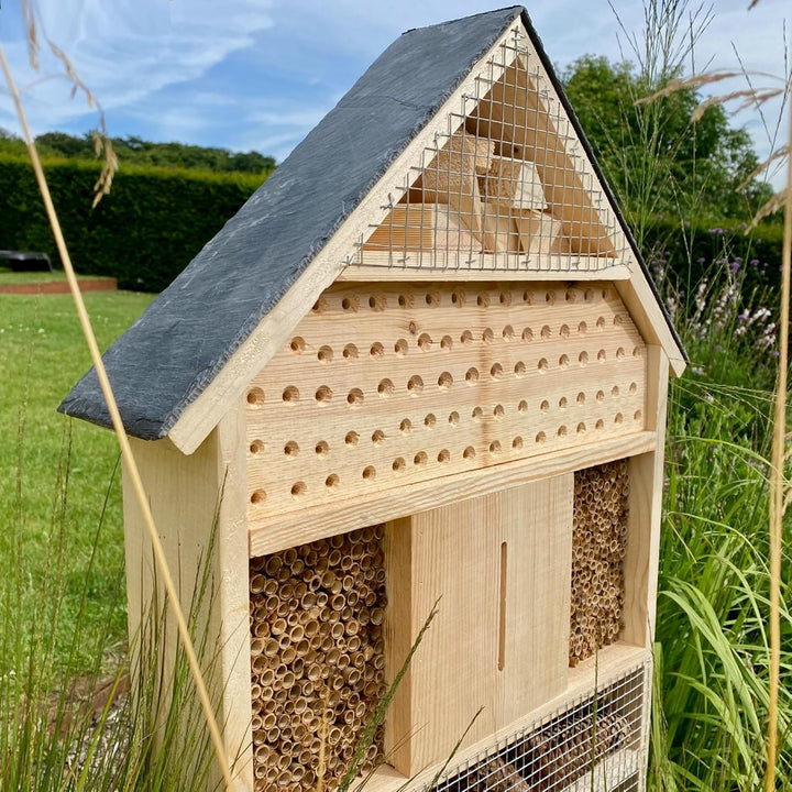 GARTENETAGE Insektenhotel XXL mit Schieferdach/Naturbelassenes, massives Insektenhaus & Bienenhotel/