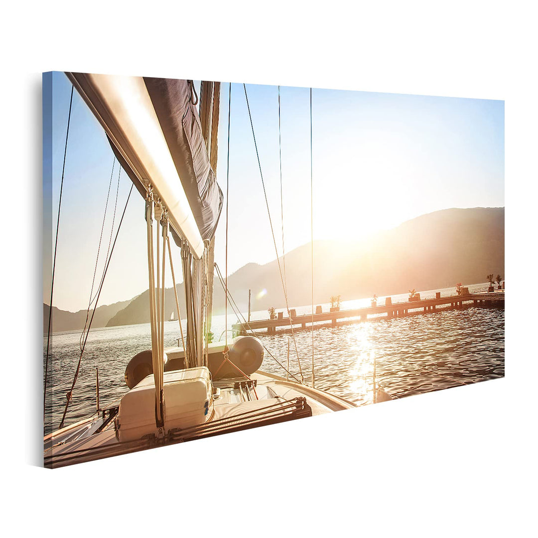 islandburner Bild auf Leinwand Segelboot Auf Dem Meer Mit Steg Bei Sonnenuntergang Bilder Wandbilder