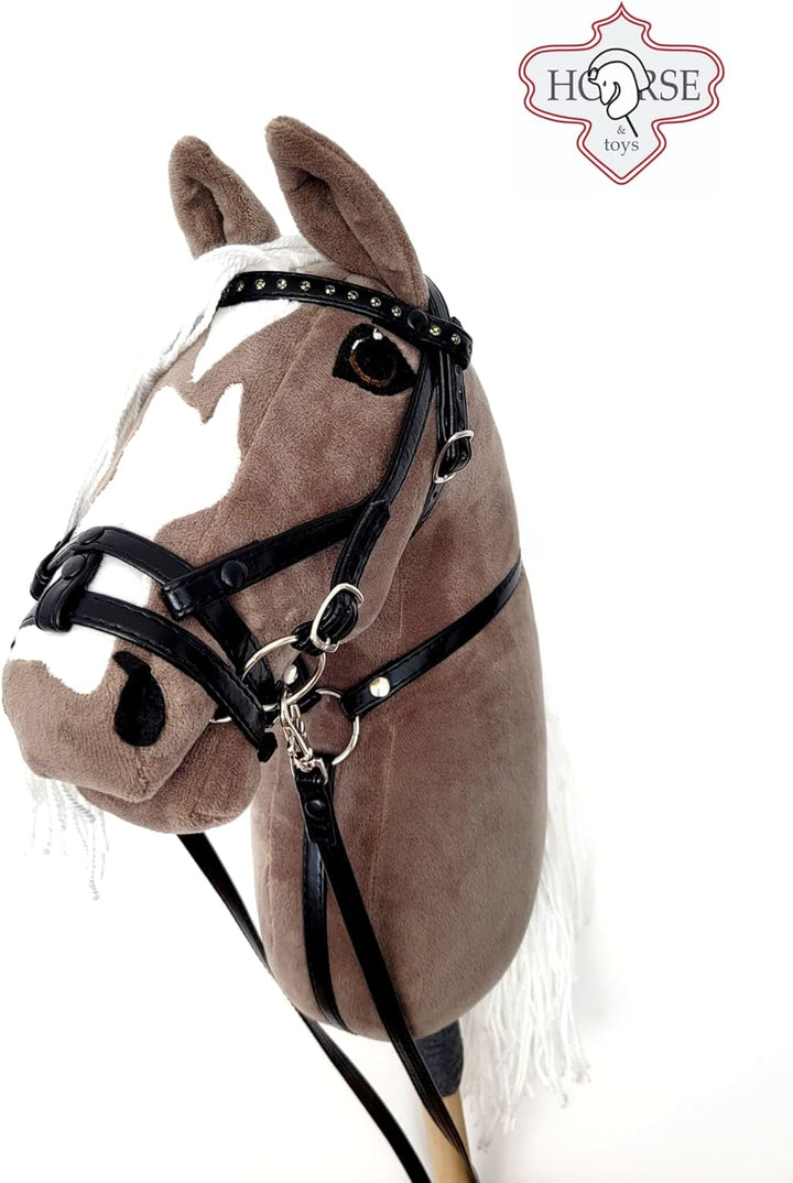 HORSE &amp; toys Hobby Horse Gross A3 (Pferd auf Stock) mit Zaumzeug und Strickjacke, für Kinder, 70 cm,