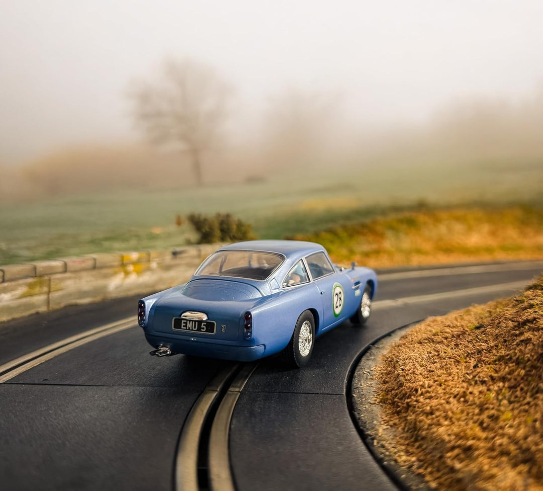 Scalextric C4599 Aston Martin DB5 – Blau-Gelb – Historisches GT-Renn-Slotcar, Aston Martin DB5