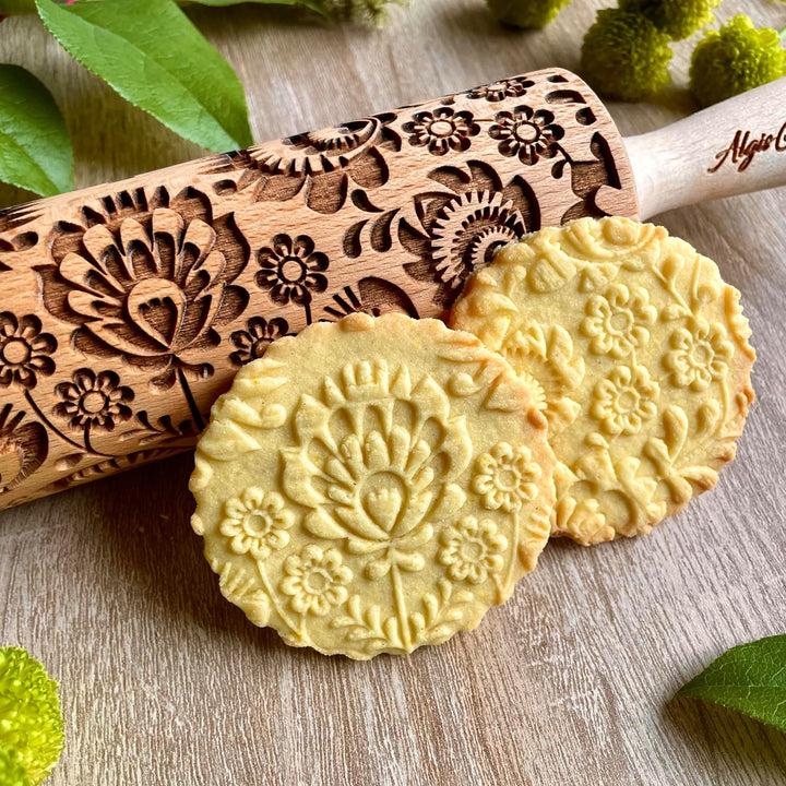 FOLK Nudelholz für Hausgemachtes Gebäck und Keramik. Gravierte Teigroller mit Folksy Blume. Nudelhol