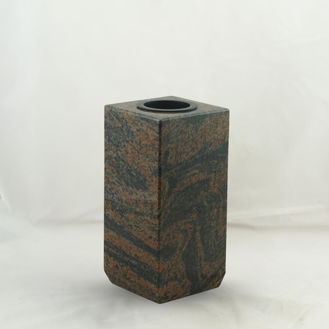 designgrab Cube-medium Designer Grabvase aus Granit Gneis Halmstad