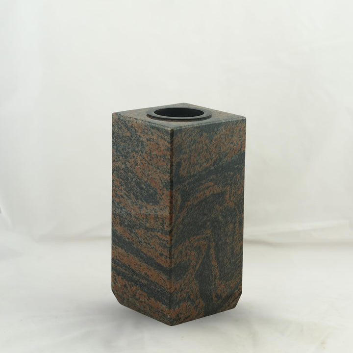 designgrab Cube-medium Designer Grabvase aus Granit Gneis Halmstad