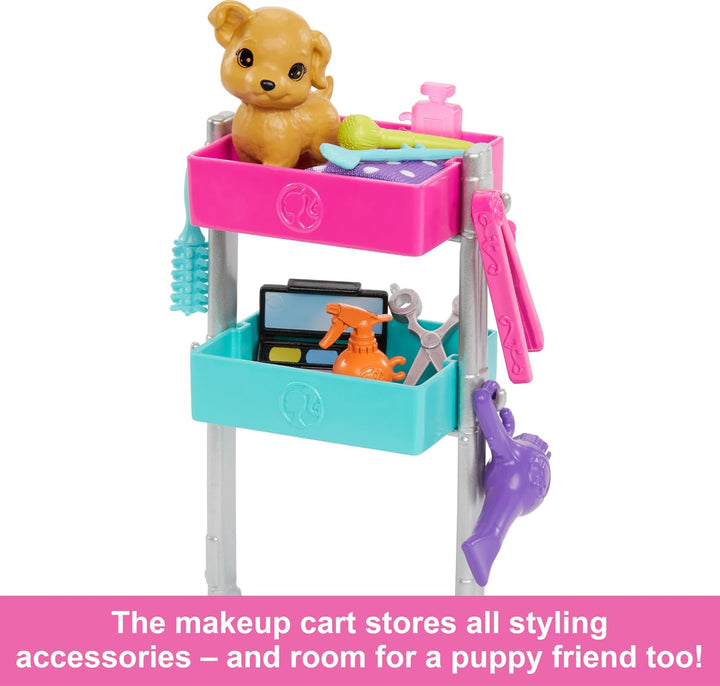 Barbie On Set Malibu Puppe und Zubehör - Frisierwagen, Haar- und Make-up-Accessoires, Schürze, Hündc
