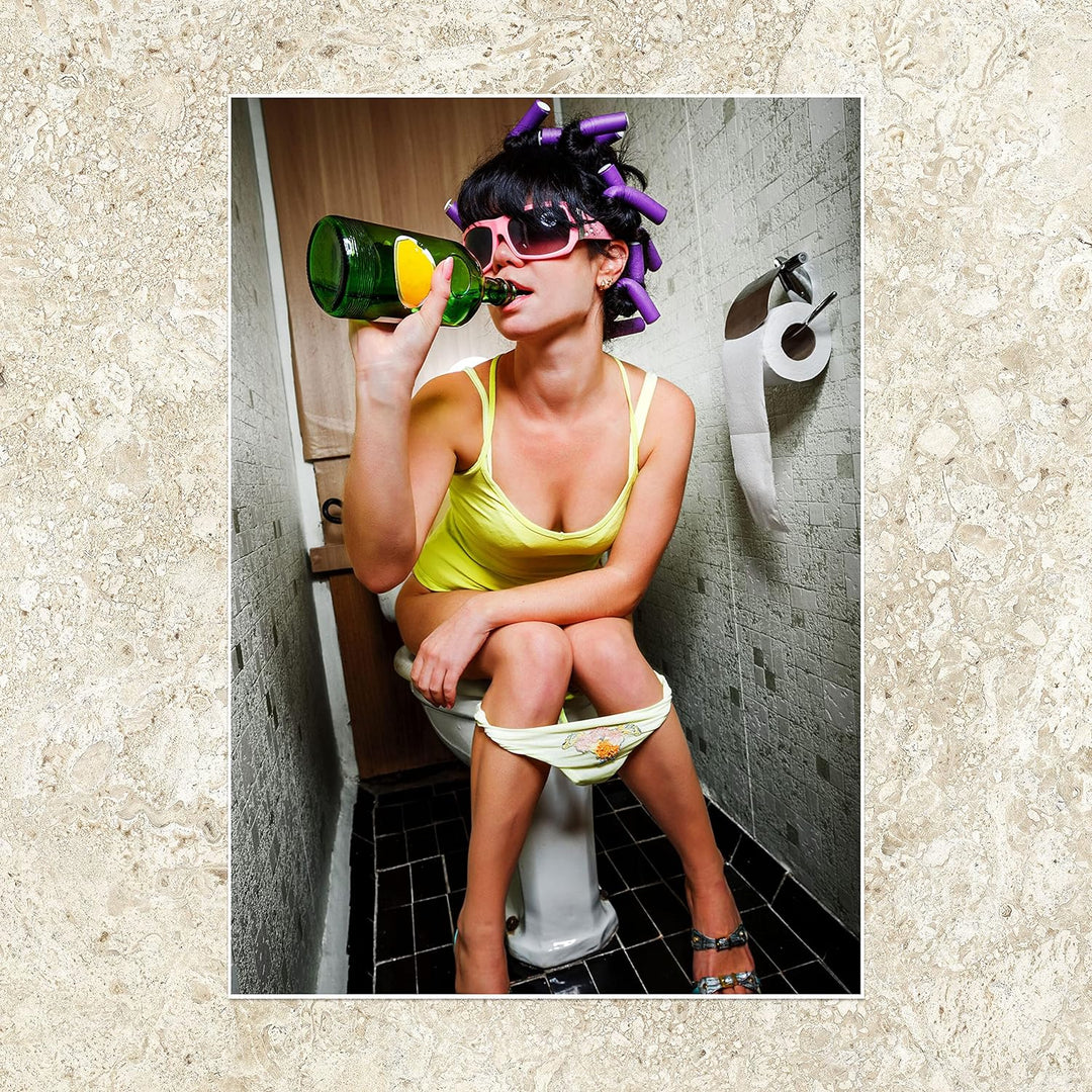 wandmotiv24 Poster als Wanddeko, Grösse Din A1, Frau trinkend auf Toilette, Fotografie, Lustig, Flas