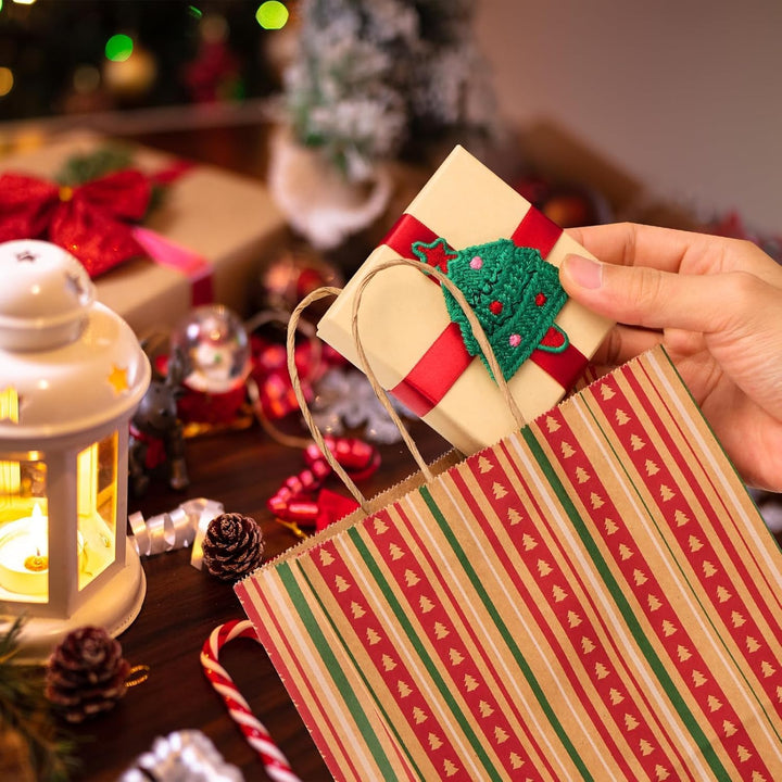 Switory 24 Stück Weihnachten Geschenktüten, 6 Stil Weihnachten kleine Papiertüten mit Griffen für We