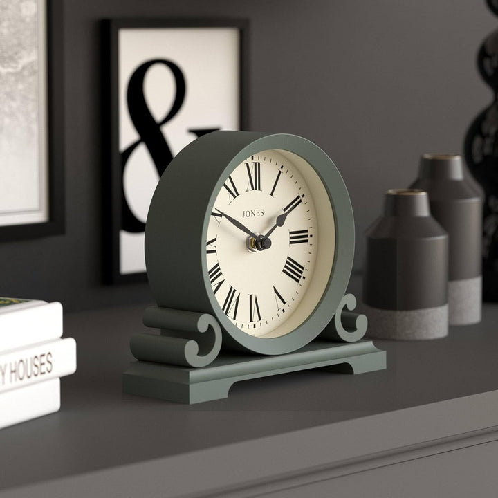 JONES CLOCKS® Saloon Kaminsims Uhr | Klein traditionelles doppelschneckendesign | Grün | Römische zi