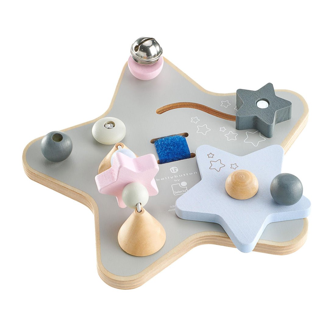 Schmidt Spiele 64029 Sternchenspiel, Mobiles Erlebnisbrett, Motorikspielzeug aus Holz, 19 cm, Bellyb