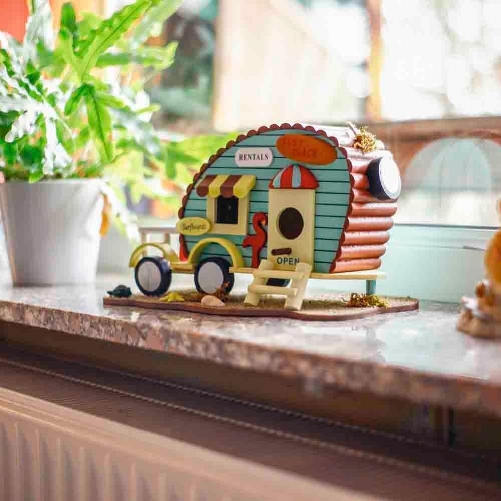 GARDIGO® Vogelhaus in Wohnwagen-Optik I Dekorativer Meisen Nistkasten für Garten Terrasse oder Balko