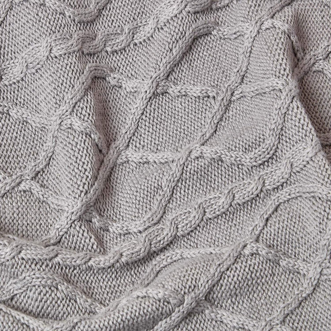 HOMESCAPES gestrickte Tagesdecke mit Zopfmuster, weiche Wohndecke, grau, 100% Baumwolle, Strickdecke