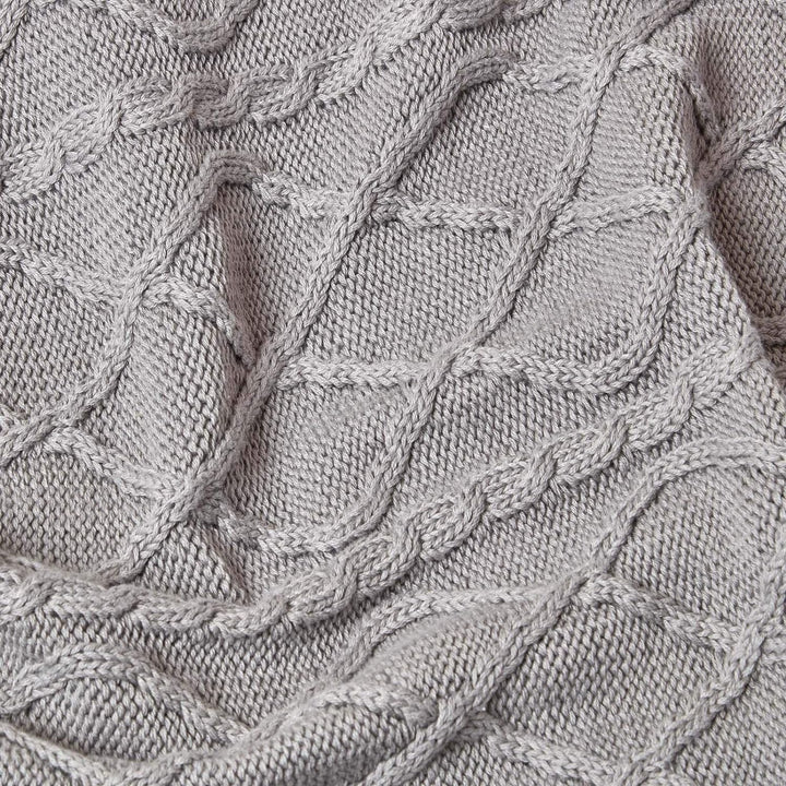 HOMESCAPES gestrickte Tagesdecke mit Zopfmuster, weiche Wohndecke, grau, 100% Baumwolle, Strickdecke