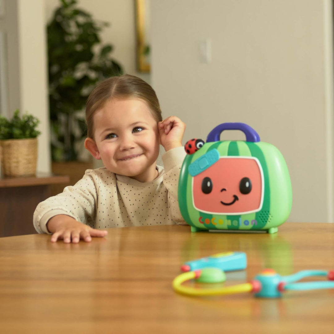 CoComelon CMW0034 Mitsing Doktorkoffer mit Sound und Zubehör für Kinder ab 2 Jahren (Englische Sprac