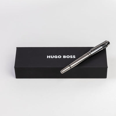 Hugo Boss Tintenroller Chevron Gun aus Messing in der Farbe Grau mit einer Länge von 13,7cm, Tintenf