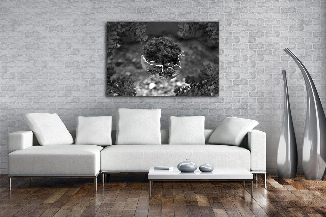 deyoli zerbrochene Glaskugel mit einem Baum Effekt: Schwarz/Weiss Format: 100x70 als Leinwandbild, M