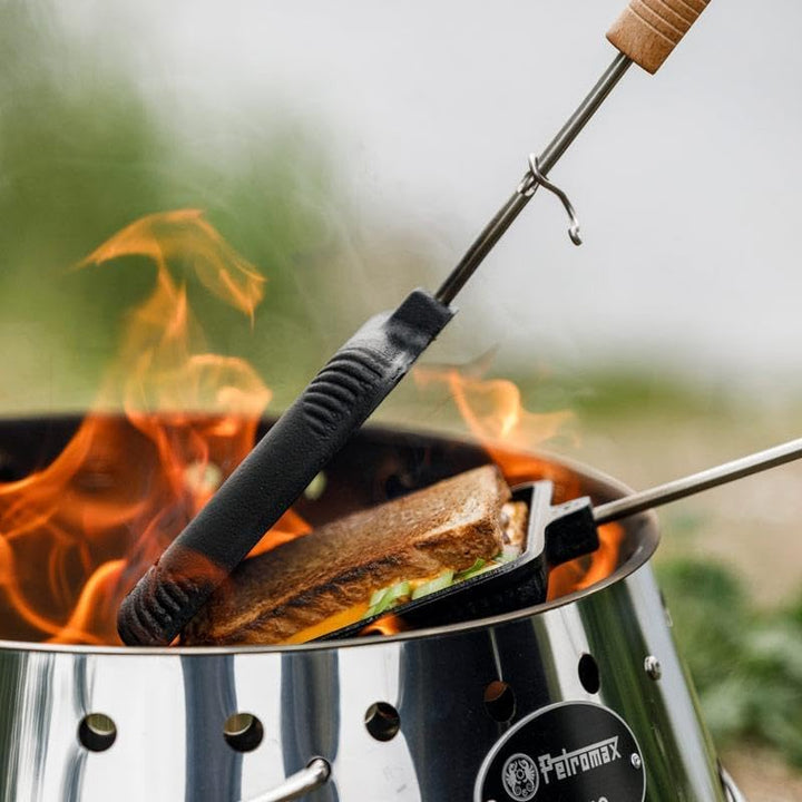 Petromax Sandwicheisen aus Gusseisen | mit langem Stiel für Gas oder Holzkohlegrills | im Feuer, auf