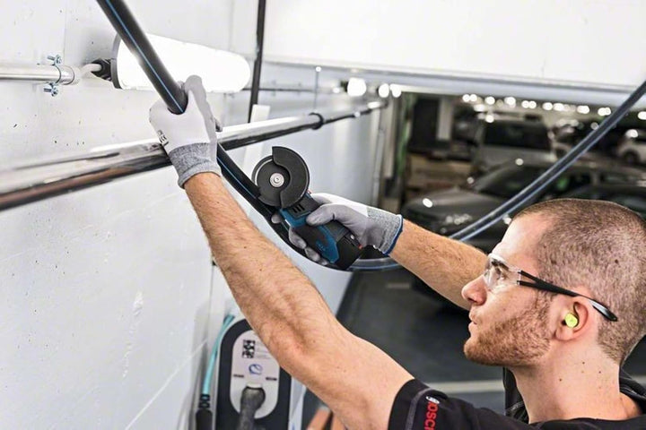 Bosch Professional 12V System Akku Winkelschleifer GWS 12V-76 (3 Trennscheiben, Scheibendurchmesser: