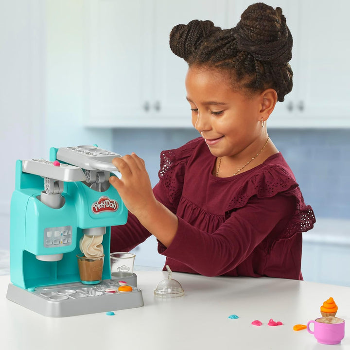 Play-Doh Kitchen Creations Knetspass Café, Café-Spielset mit 20 Accessoires und 8 Dosen zweifarbige