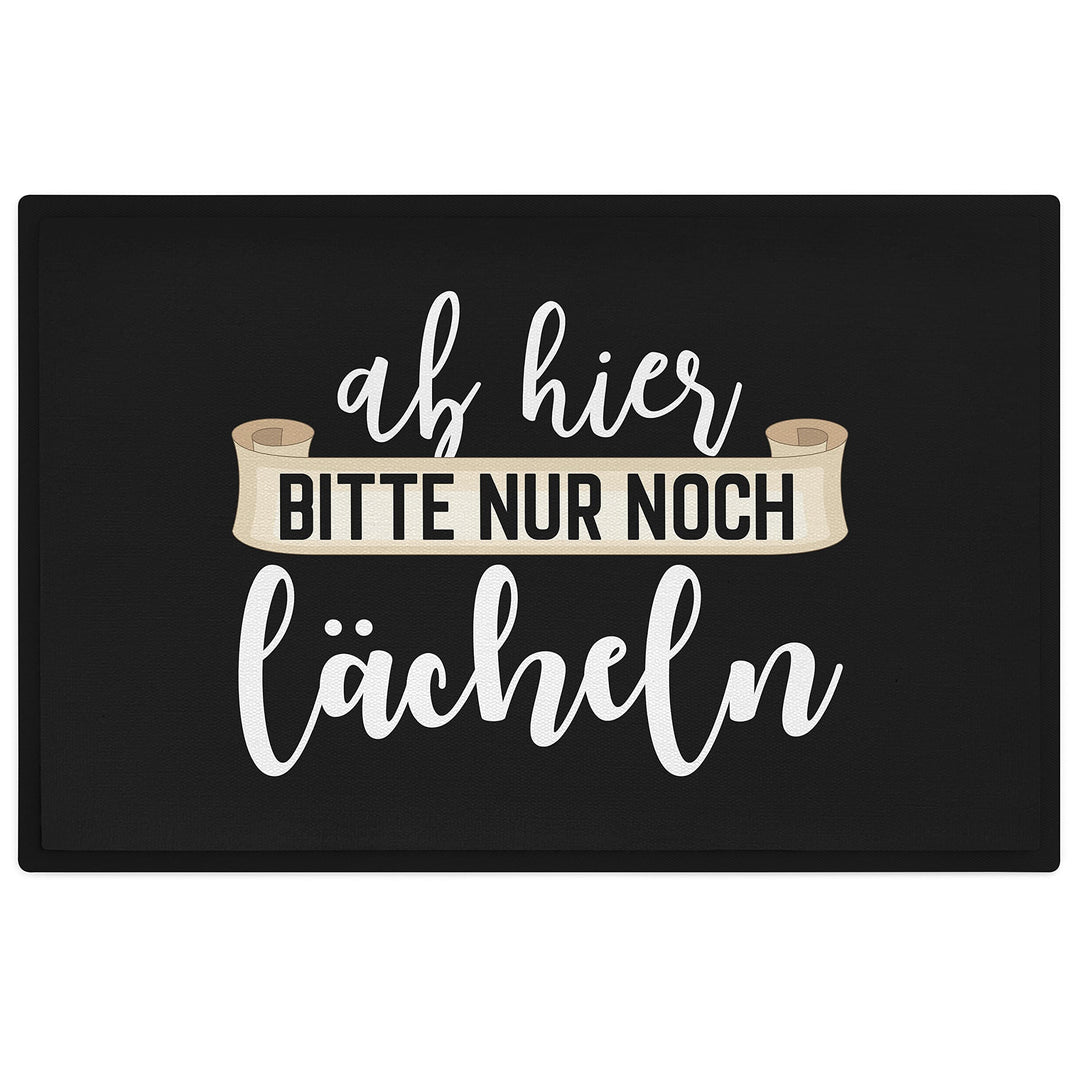 Trendation - Lustige Fussmatte mit Spruch Ab Hier Bitte Nur Noch Lächlen Willkommen Schmutzfangmatte