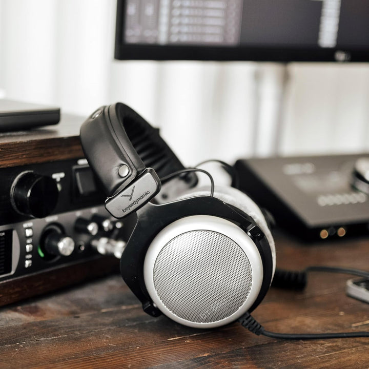 beyerdynamic DT 880 PRO Over-Ear-Studiokopfhörer in schwarz. Halboffene Bauweise, kabelgebunden, Stu